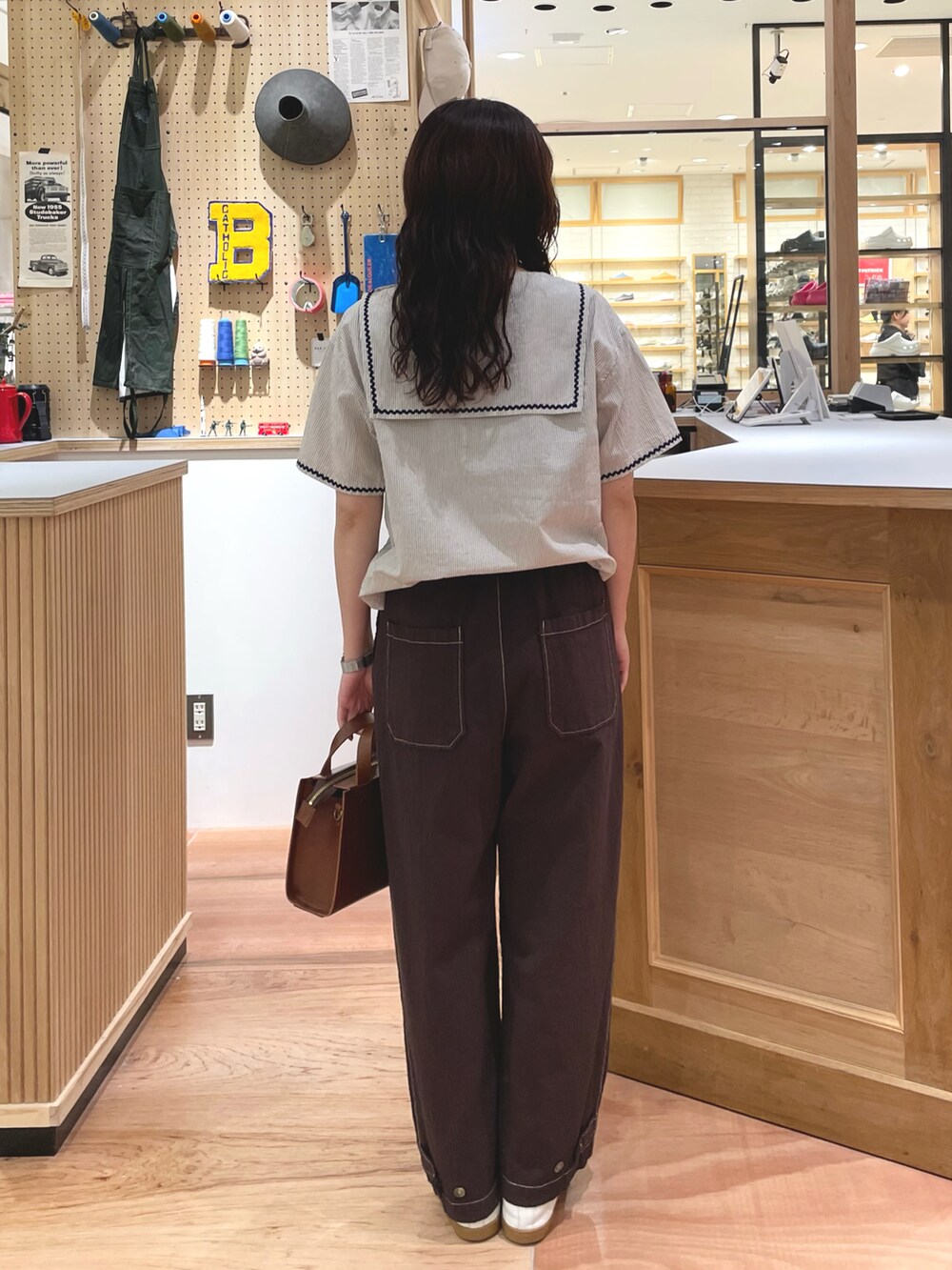 その他のシャツ/ブラウス、ブラウン系のその他パンツを着用したレディースの春コーディネートの3枚目の写真