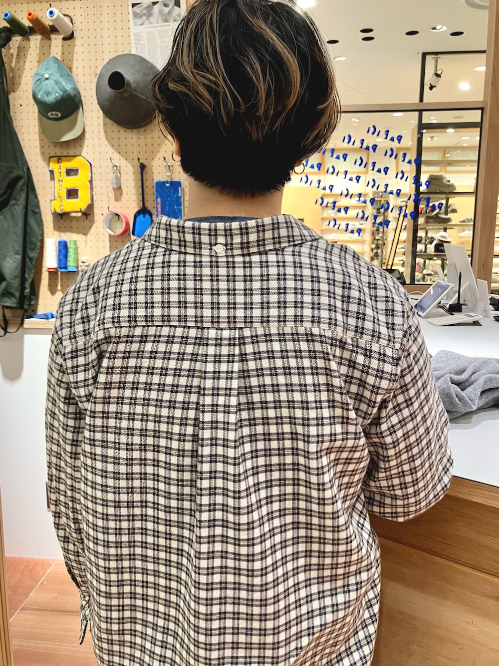 ブルー系のシャツ/ブラウス、ブルー系のサロペット/オーバーオールを着用したレディースの秋コーディネートの5枚目の写真