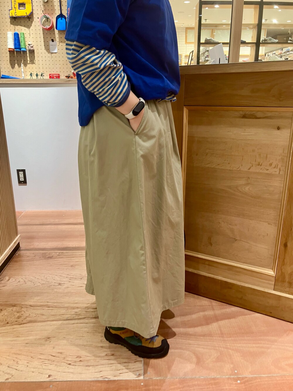 ブルー系のTシャツ/カットソー、ブルー系のTシャツ/カットソー、ベージュ系のスカートを着用したレディースの春コーディネートの5枚目の写真