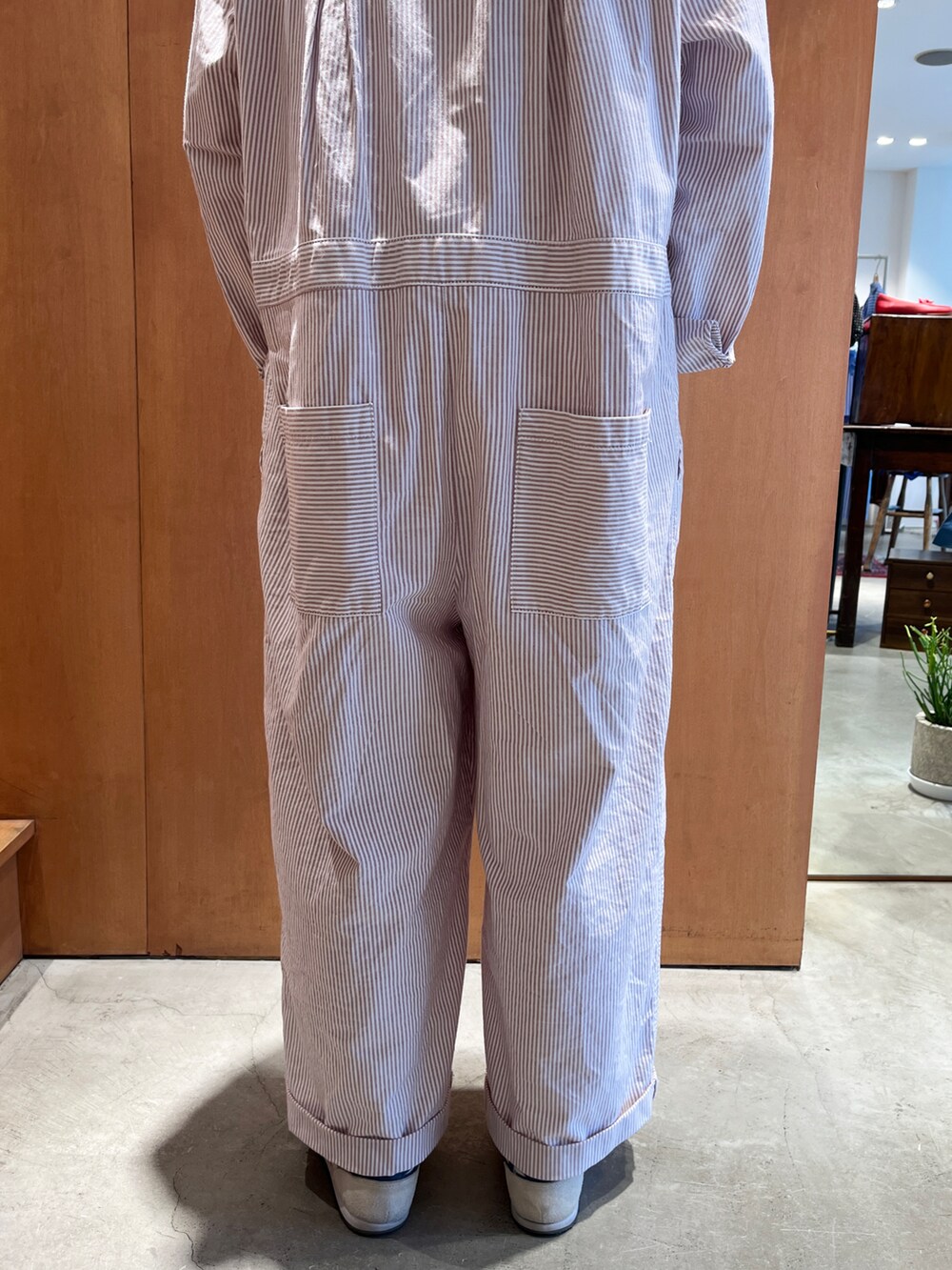 レッド系のつなぎ/オールインワン、オレンジ系のTシャツ/カットソーを着用したレディースの春コーディネートの5枚目の写真