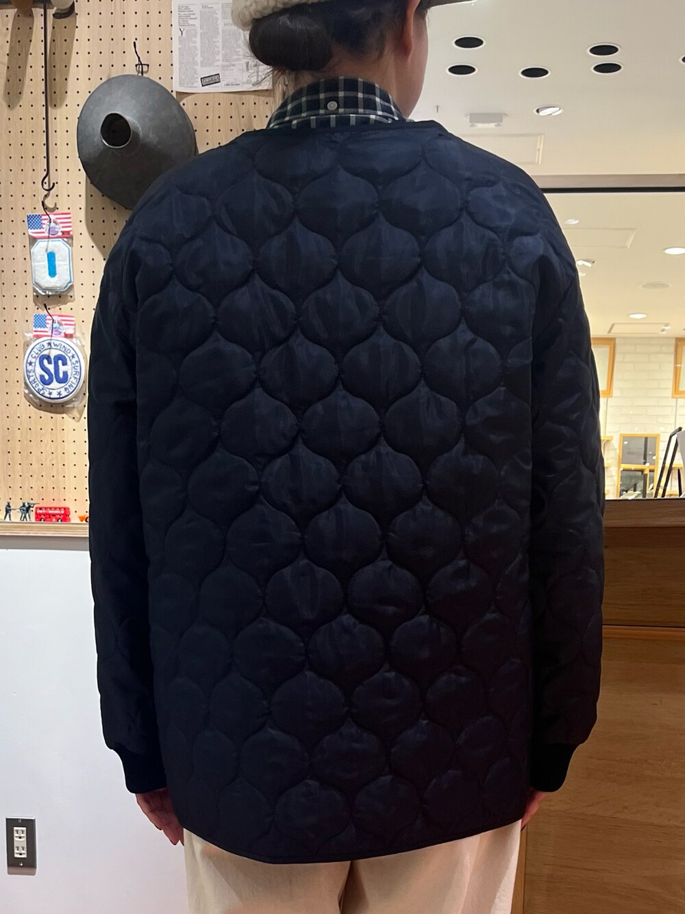 ブルー系のシャツ/ブラウス、ホワイト系のデニムパンツ、グリーン系のモッズコートを着用したレディースの秋コーディネートの5枚目の写真