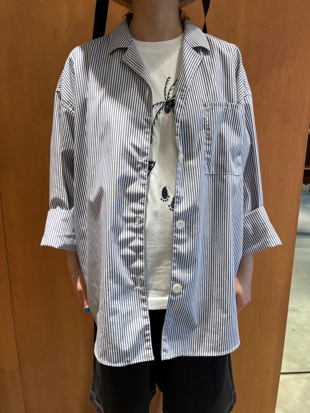 ホワイト系のシャツ/ブラウス、ホワイト系のTシャツ/カットソー、ブラック系のその他パンツを着用したレディースの春コーディネートの3枚目の写真