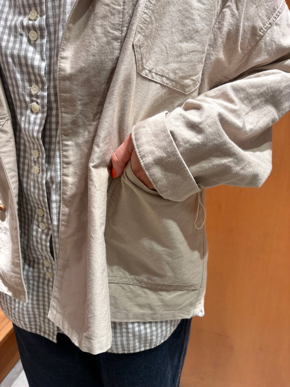 グレー系のシャツ/ブラウス、ベージュ系のシャツ/ブラウス、ブルー系のデニムパンツを着用したレディースの秋コーディネートの5枚目の写真