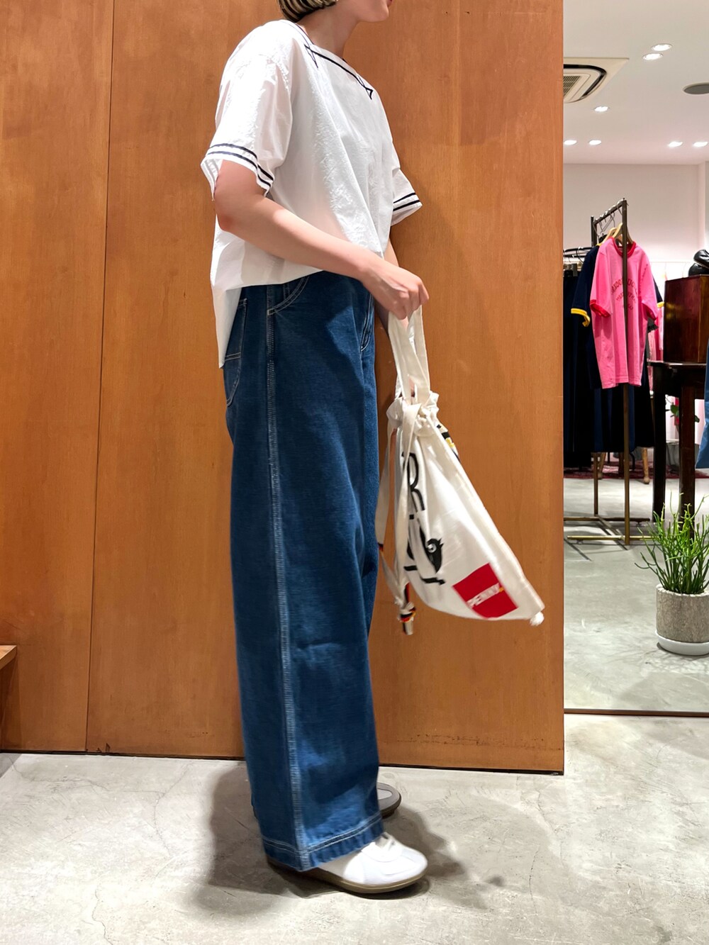 ブルー系のデニムパンツ、ホワイト系のシャツ/ブラウスを着用したレディースの夏コーディネートの2枚目の写真