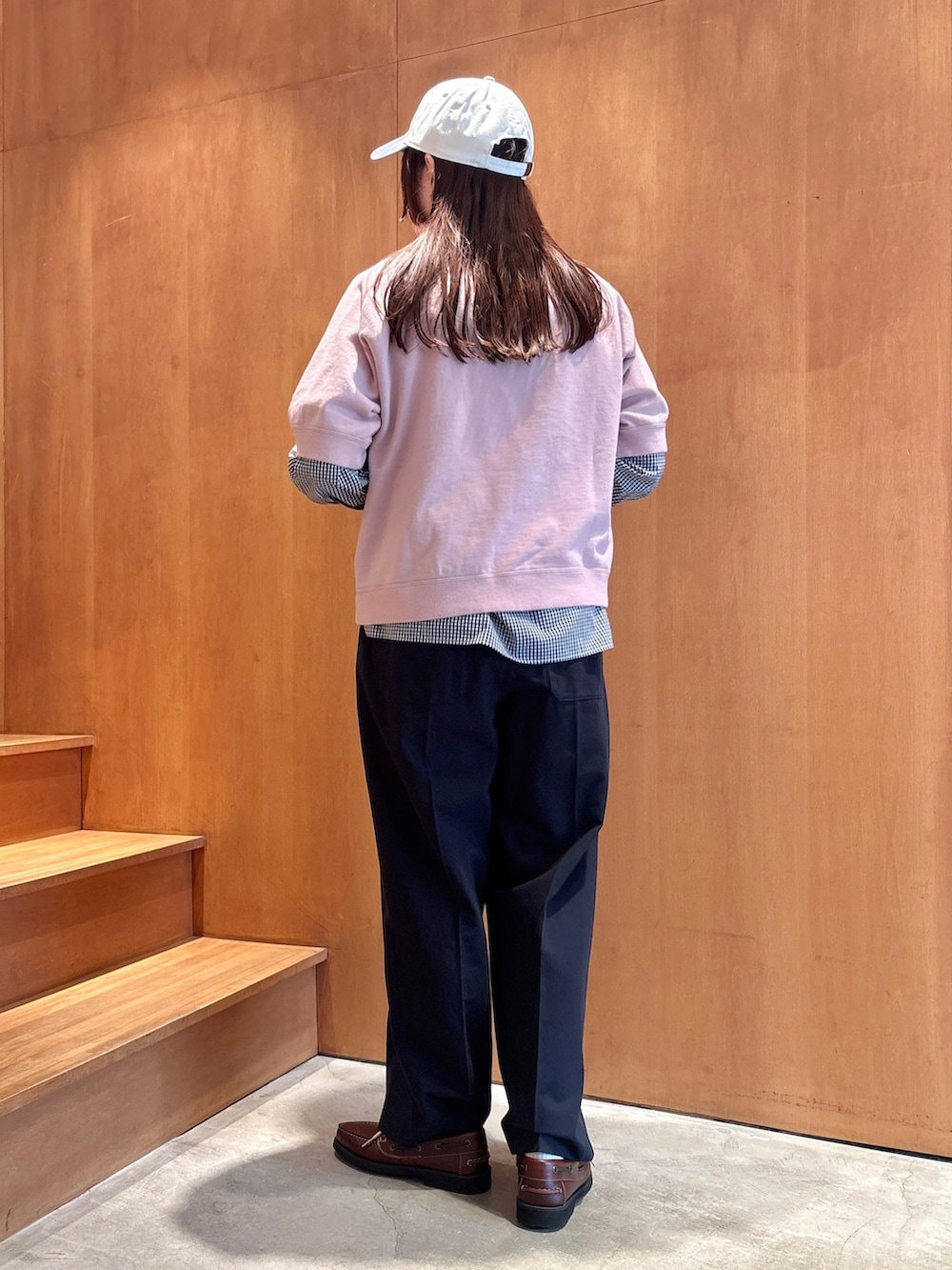 ピンク系のTシャツ/カットソー、ブルー系のシャツ/ブラウス、ブルー系のその他パンツを着用したレディースの春コーディネートの3枚目の写真