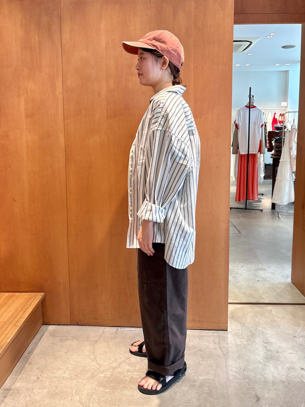 その他のシャツ/ブラウス、ブルー系のTシャツ/カットソー、ブラウン系のその他パンツを着用したレディースの夏コーディネートの2枚目の写真