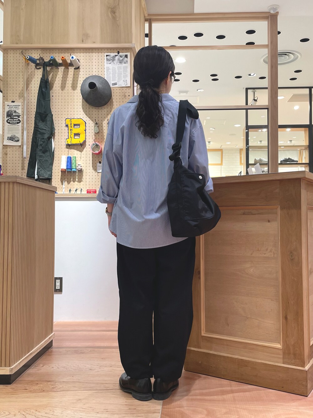ブラック系のその他パンツ、ホワイト系のシャツ/ブラウス、グレー系のTシャツ/カットソーを着用したレディースの春コーディネートの2枚目の写真