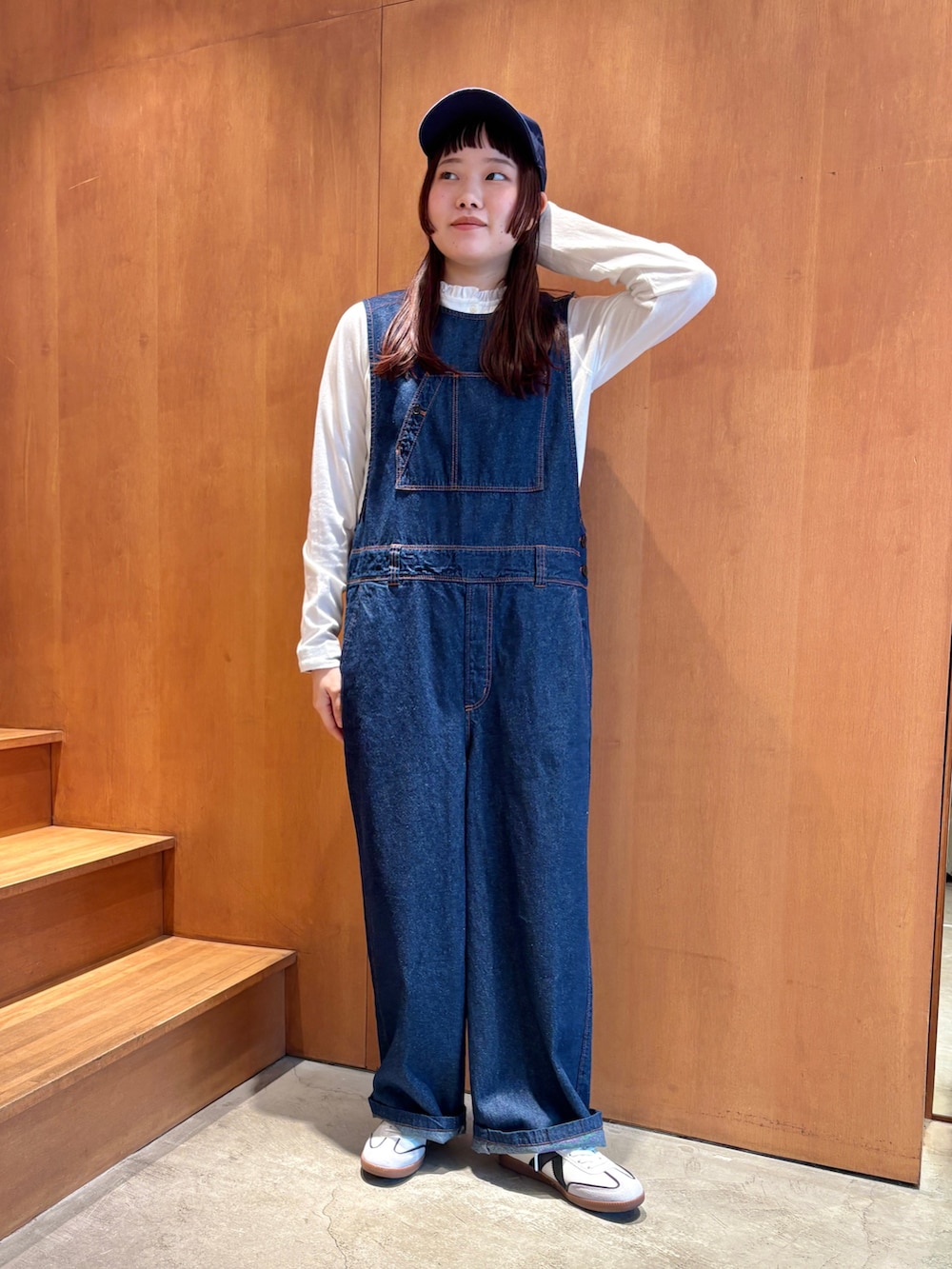 ホワイト系のTシャツ/カットソー、ブルー系のシャツ/ブラウス、ホワイト系のトートバッグを着用したレディースの春コーディネートの4枚目の写真