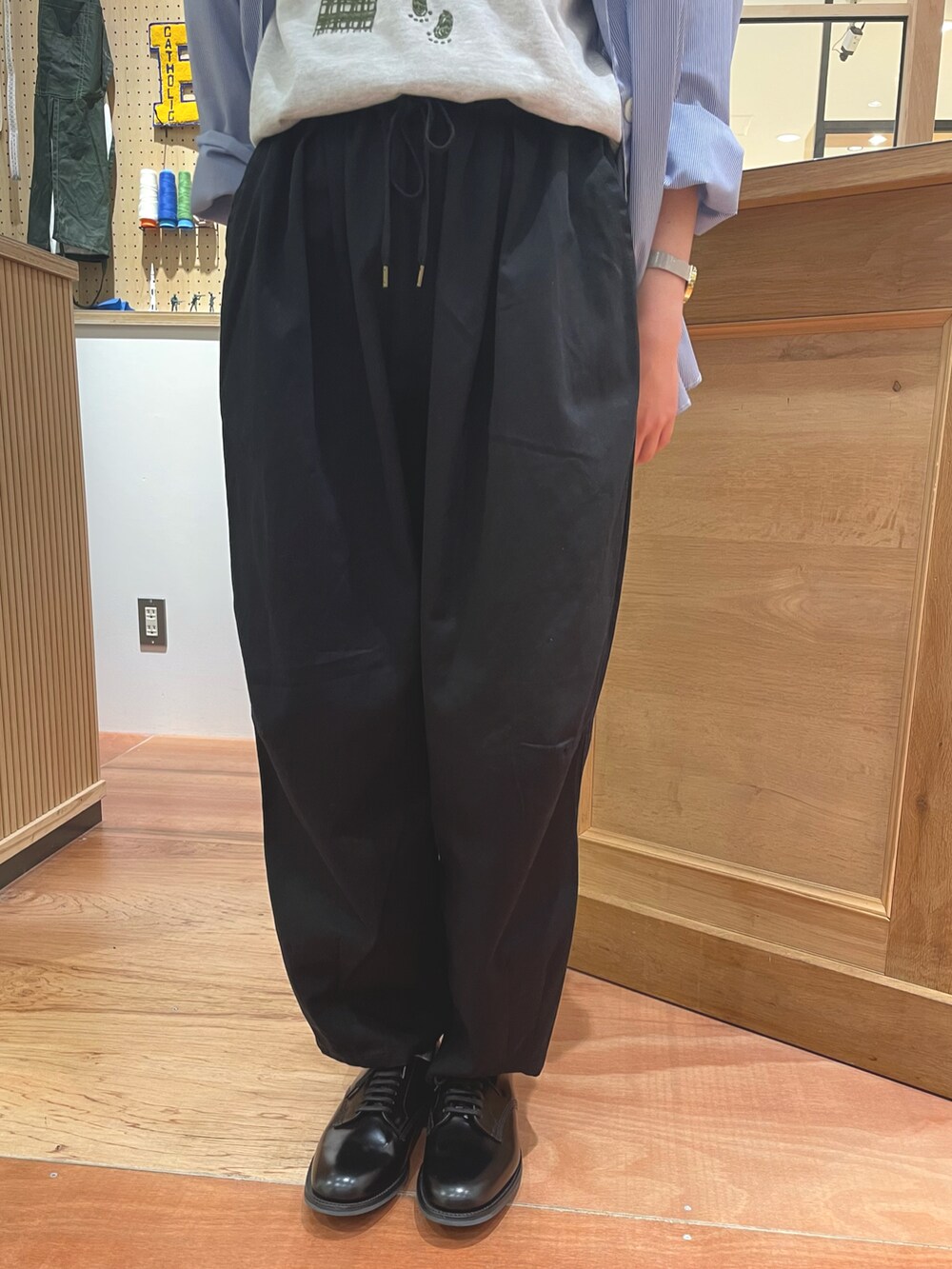 ブラック系のその他パンツ、ホワイト系のシャツ/ブラウス、グレー系のTシャツ/カットソーを着用したレディースの春コーディネートの5枚目の写真