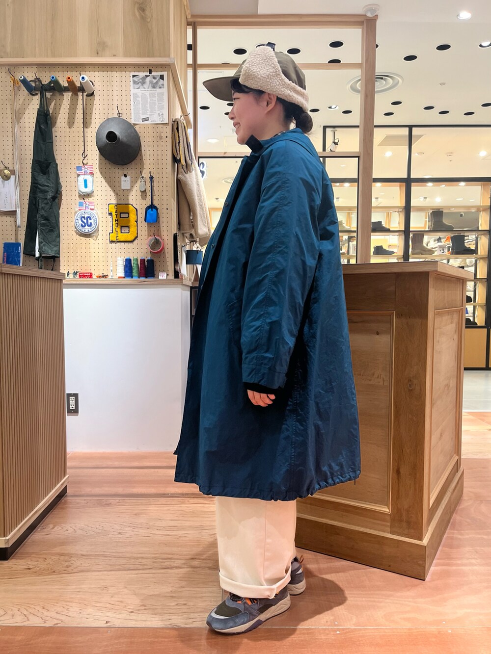 ブルー系のシャツ/ブラウス、ホワイト系のデニムパンツ、グリーン系のモッズコートを着用したレディースの秋コーディネートの2枚目の写真