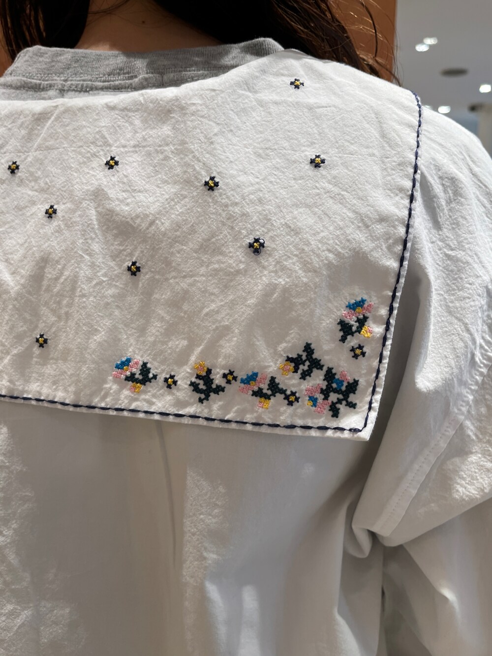 グレー系のTシャツ/カットソー、ホワイト系のシャツ/ブラウス、ブラウン系のベルトを着用したレディースの冬コーディネートの5枚目の写真