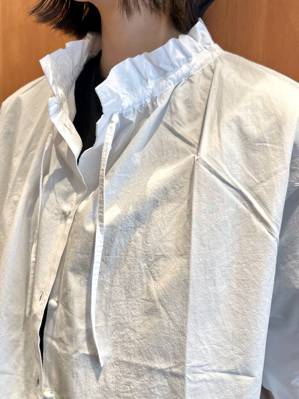 ホワイト系のシャツ/ブラウス、ブラック系のTシャツ/カットソー、ブラック系のスカートを着用したレディースの春コーディネートの2枚目の写真