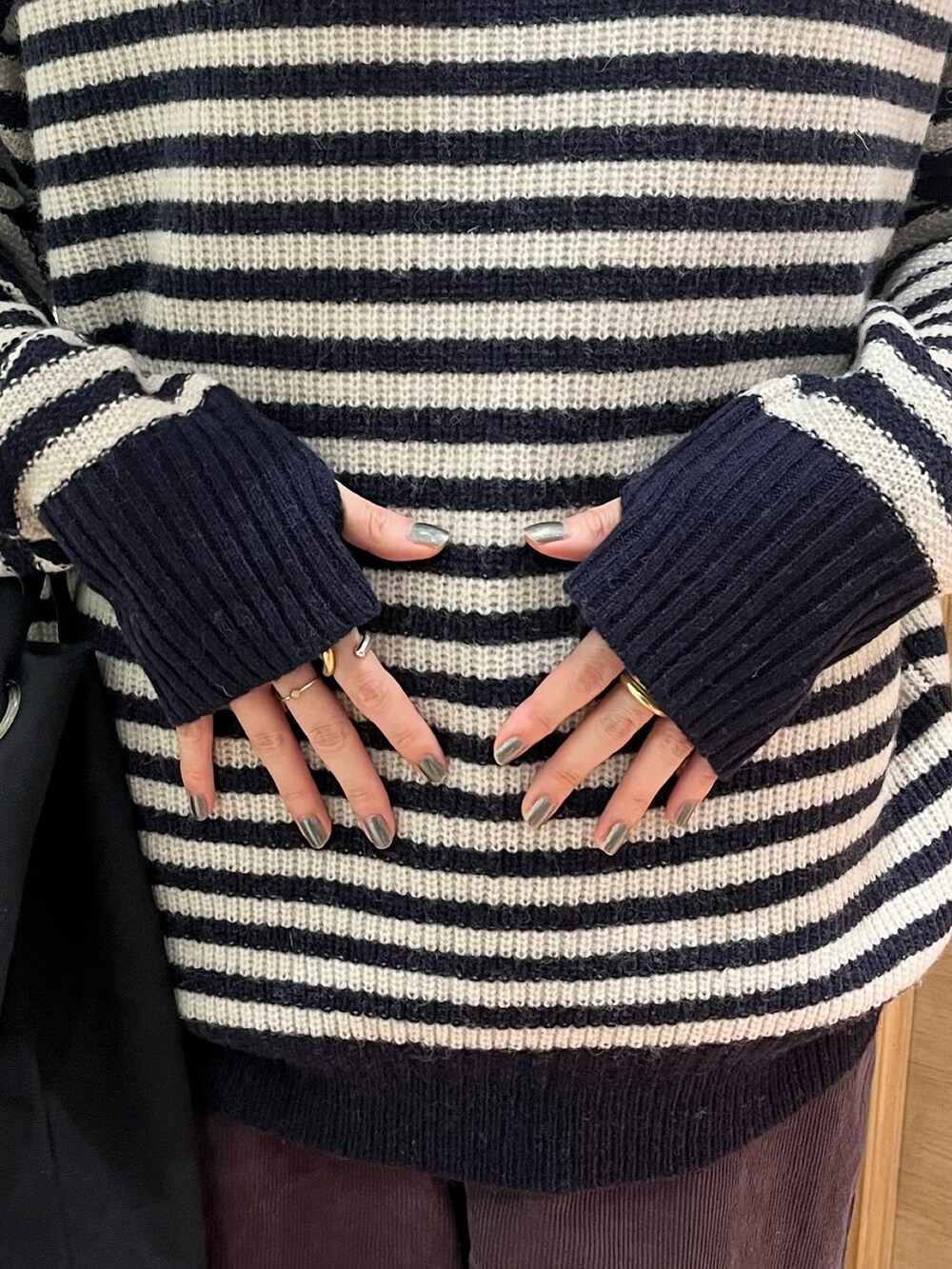 その他のニット/セーター、グレー系のその他パンツ、ブラック系のトートバッグを着用したレディースの秋コーディネートの4枚目の写真