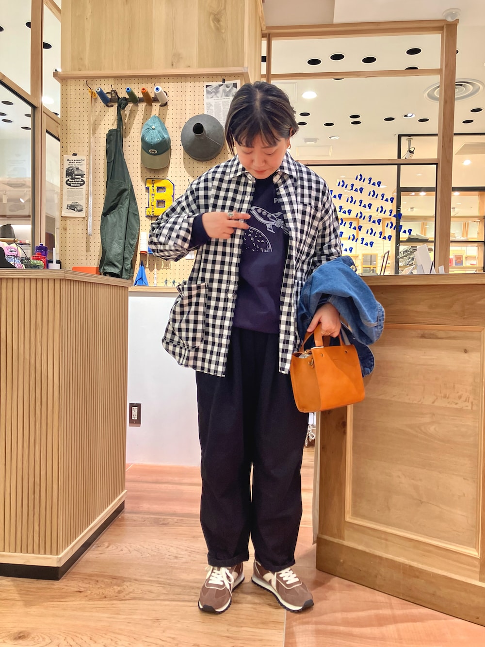 ブルー系のカバーオール、ブラック系のシャツ/ブラウス、ブルー系のTシャツ/カットソーを着用したレディースの秋コーディネートの3枚目の写真