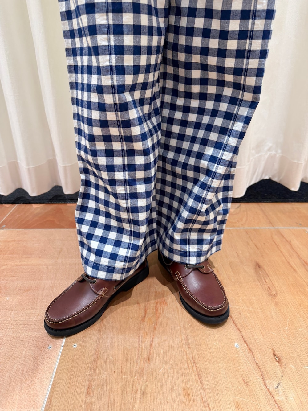 ブルー系のその他パンツ、グレー系のTシャツ/カットソー、ブラウン系のモカシン/デッキシューズを着用したレディースの春コーディネートの6枚目の写真