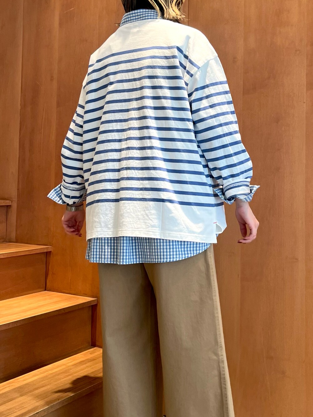 ブルー系のTシャツ/カットソー、ブルー系のシャツ/ブラウス、ベージュ系のチノパンツを着用したレディースの秋コーディネートの2枚目の写真