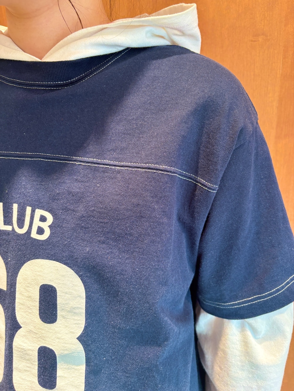 ブルー系のTシャツ/カットソー、ブラック系のその他パンツ、ホワイト系のTシャツ/カットソーを着用したレディースの春コーディネートの5枚目の写真