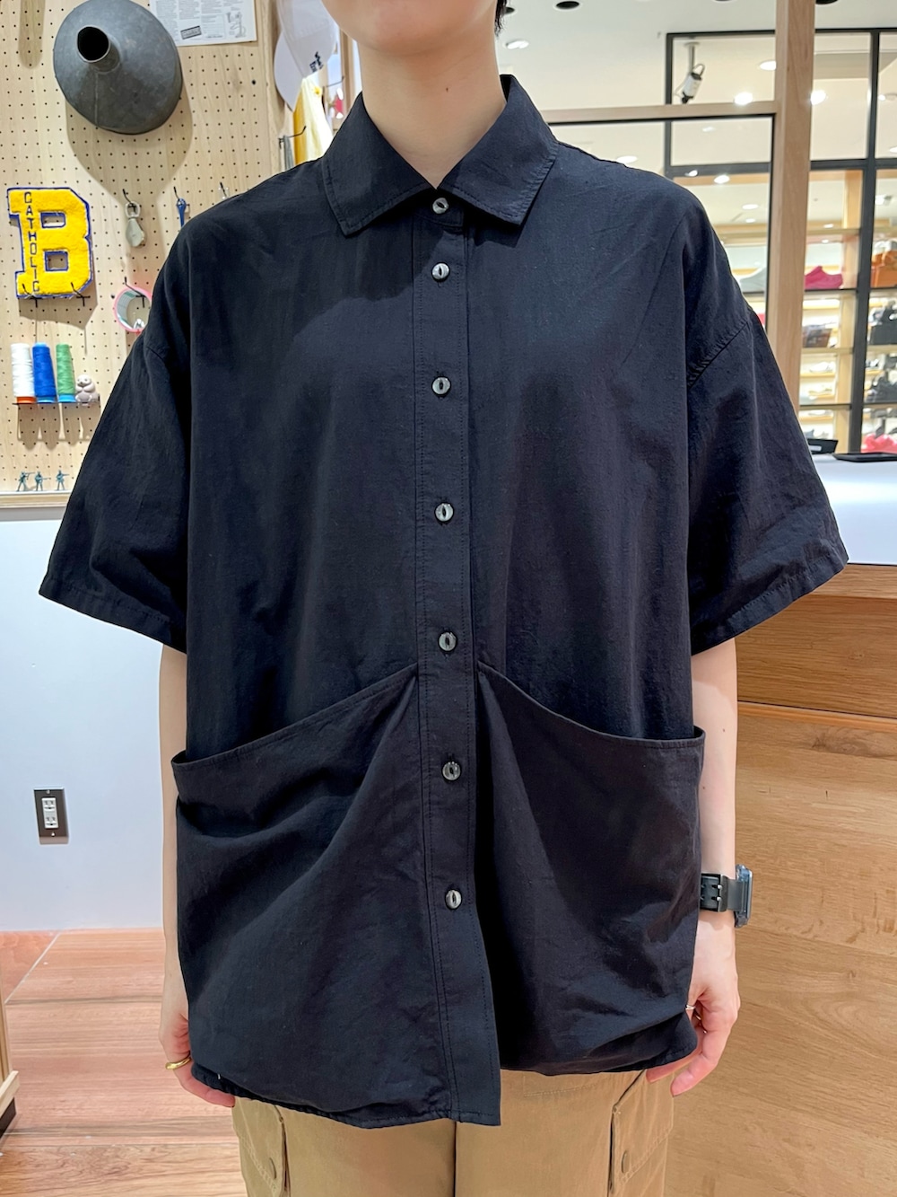 ホワイト系のシャツ/ブラウス、ベージュ系のカーゴパンツ、ホワイト系のショルダーバッグを着用したレディースの夏コーディネートの4枚目の写真