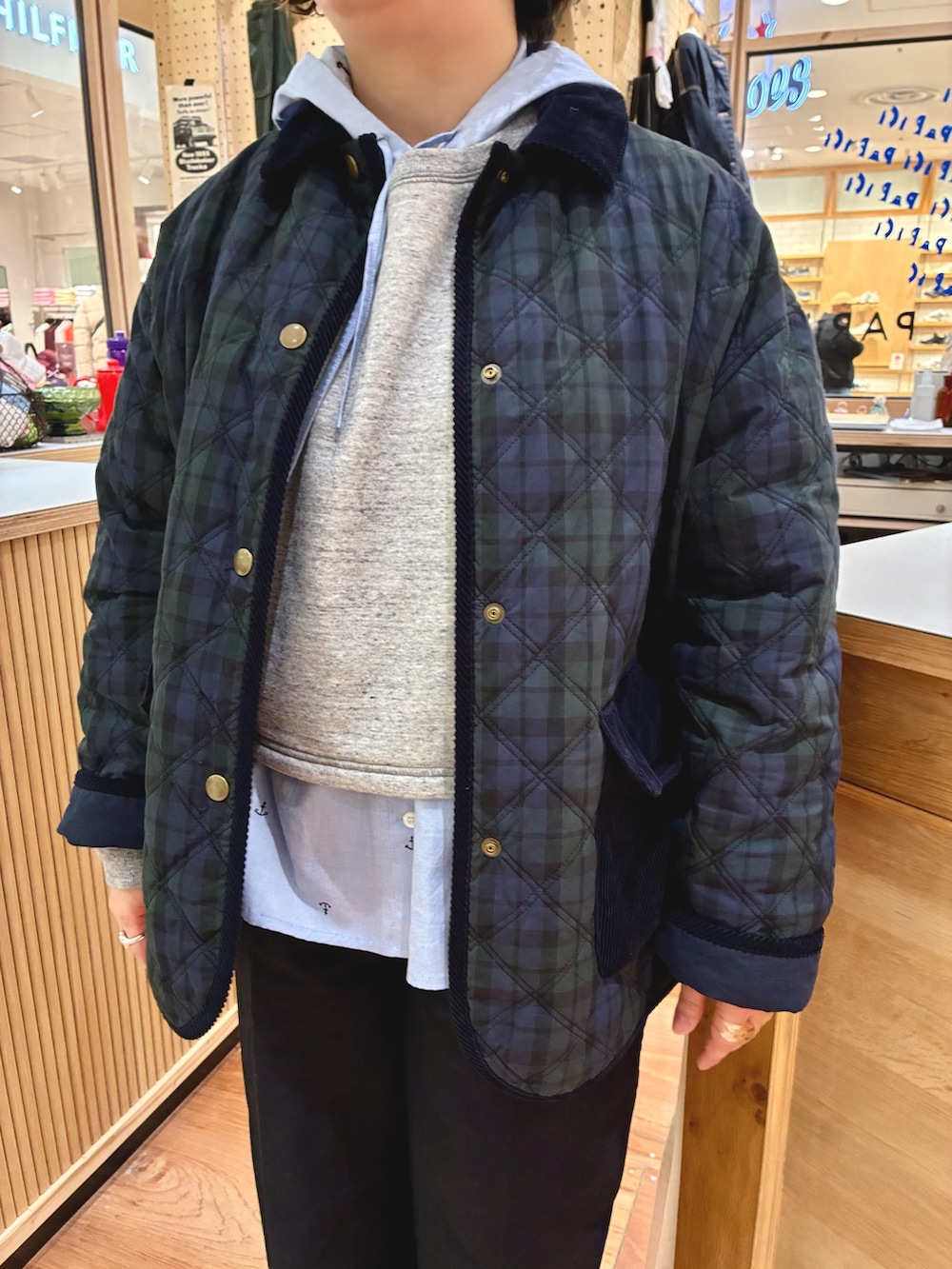 グレー系のスウェット、ブルー系のシャツ/ブラウス、ブルー系のブルゾンを着用したレディースの冬コーディネートの4枚目の写真