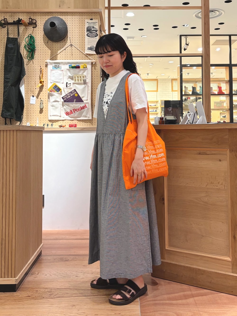 ホワイト系のTシャツ/カットソー、ブラック系のワンピースを着用したレディースの夏コーディネートの2枚目の写真