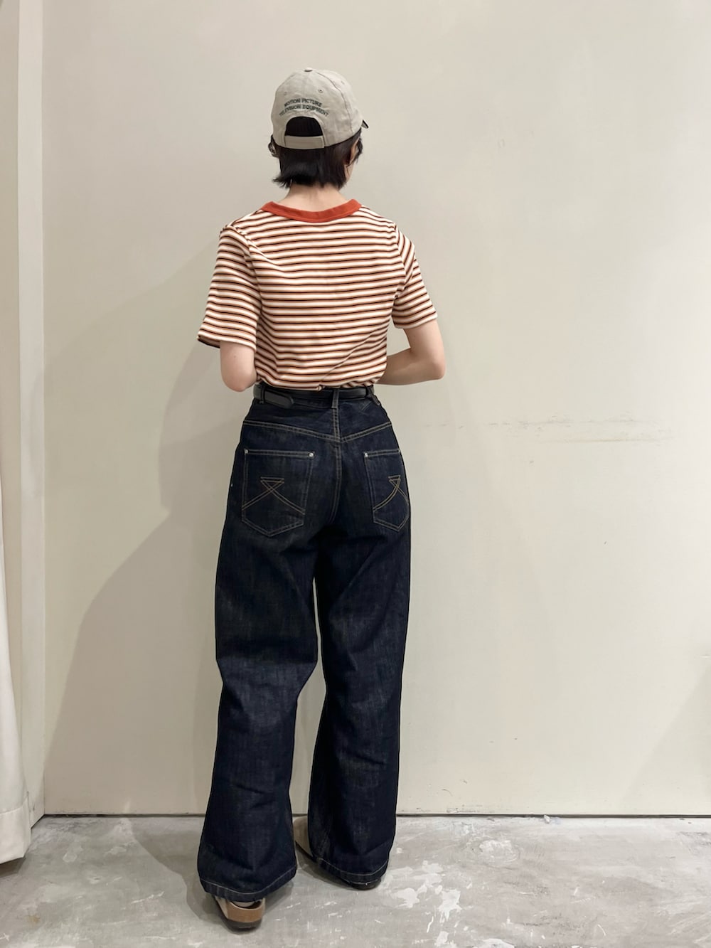 ホワイト系のTシャツ/カットソー、ブルー系のデニムパンツを着用したレディースの夏コーディネートの3枚目の写真