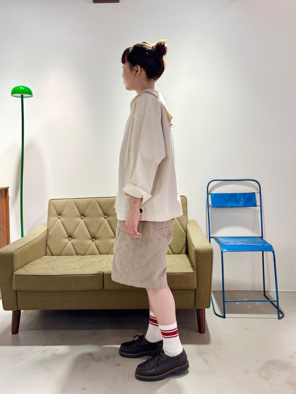 ホワイト系のシャツ/ブラウス、レッド系のTシャツ/カットソー、ベージュ系のチノパンツを着用したレディースの夏コーディネートの3枚目の写真