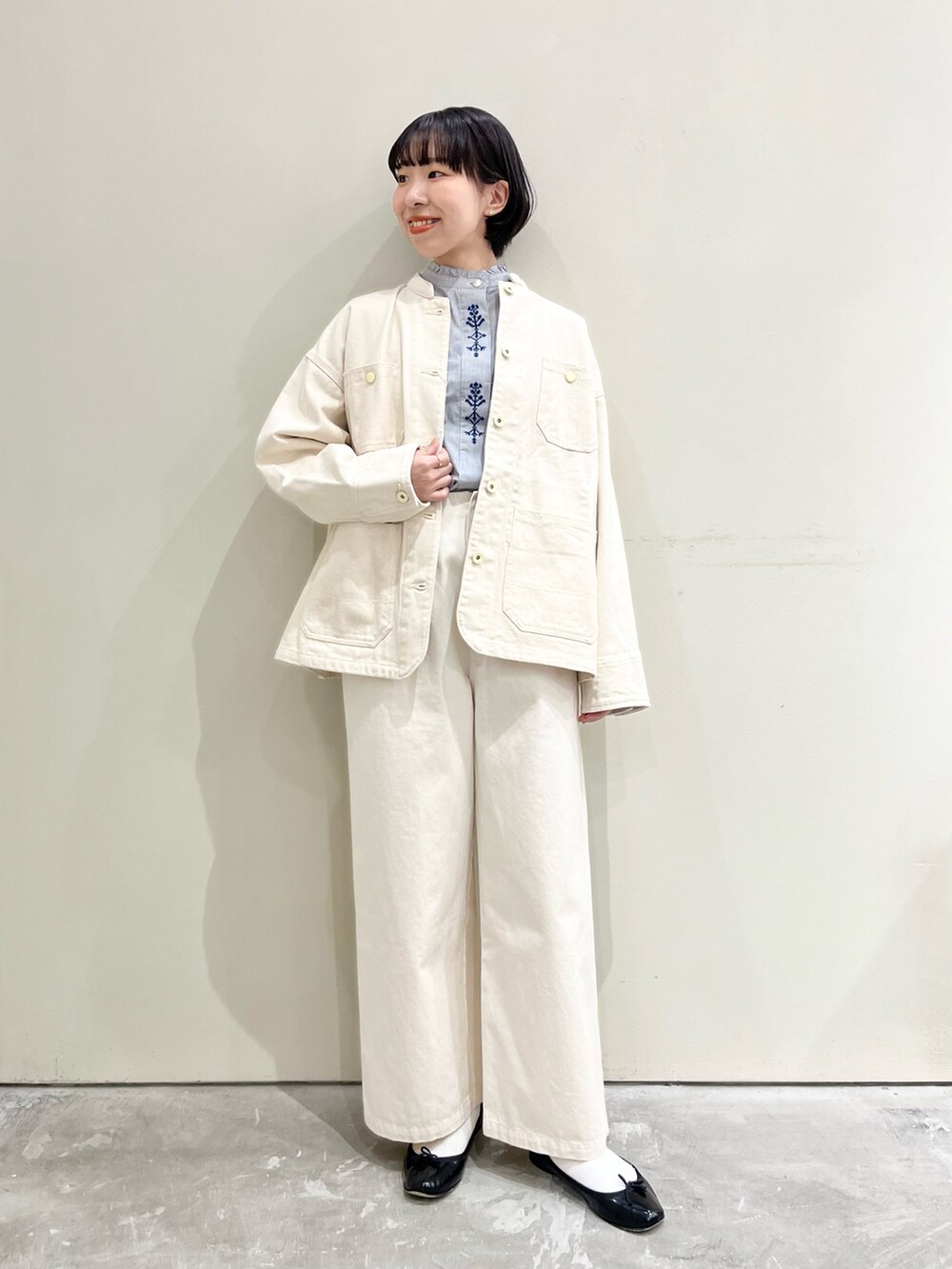 ブルー系のシャツ/ブラウス、ホワイト系のチノパンツ、ホワイト系のカバーオールを着用したレディースの冬コーディネートの5枚目の写真