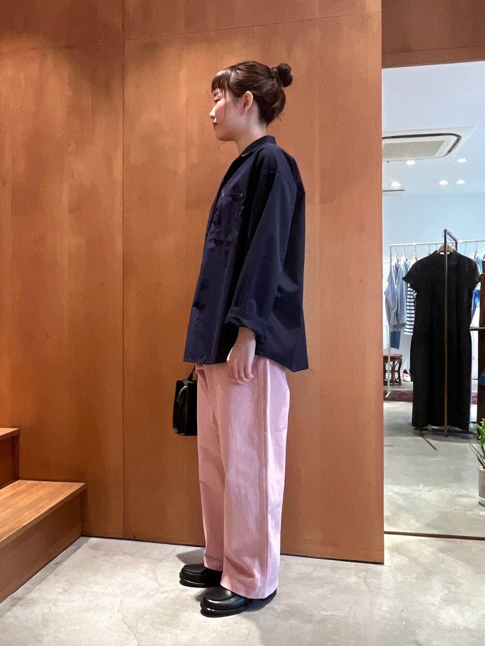 ブルー系のシャツ/ブラウス、ピンク系のデニムパンツを着用したレディースの春コーディネートの2枚目の写真