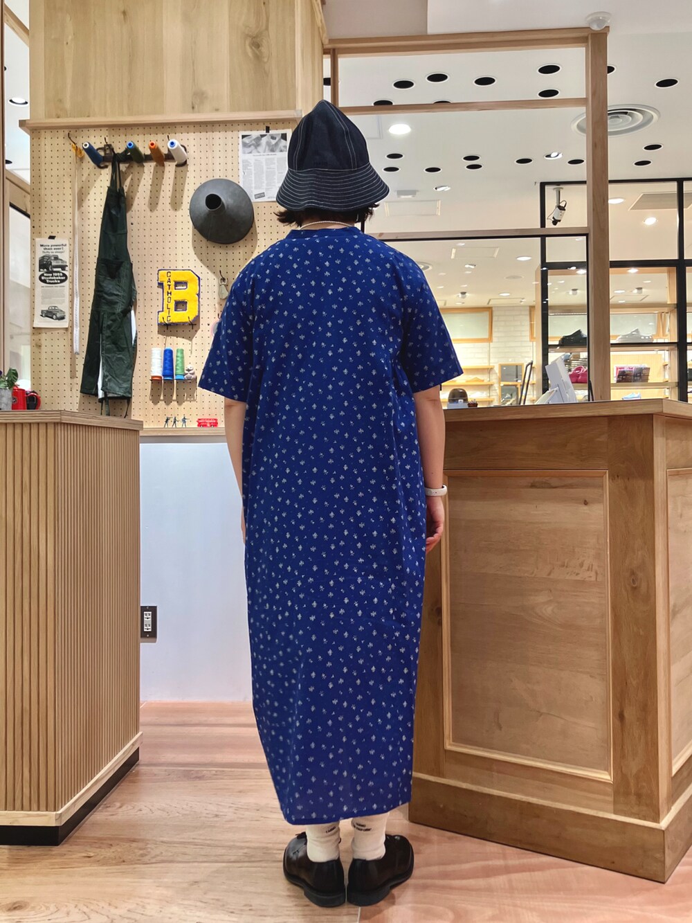 ホワイト系のTシャツ/カットソー、ブルー系のワンピース、ブルー系のハットを着用したレディースの夏コーディネートの2枚目の写真