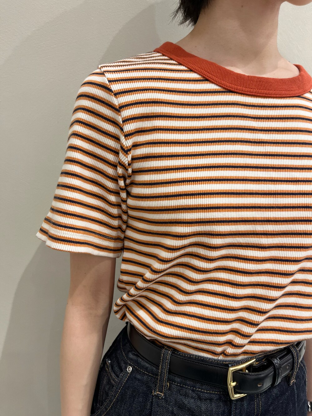 ホワイト系のTシャツ/カットソー、ブルー系のデニムパンツを着用したレディースの夏コーディネートの4枚目の写真