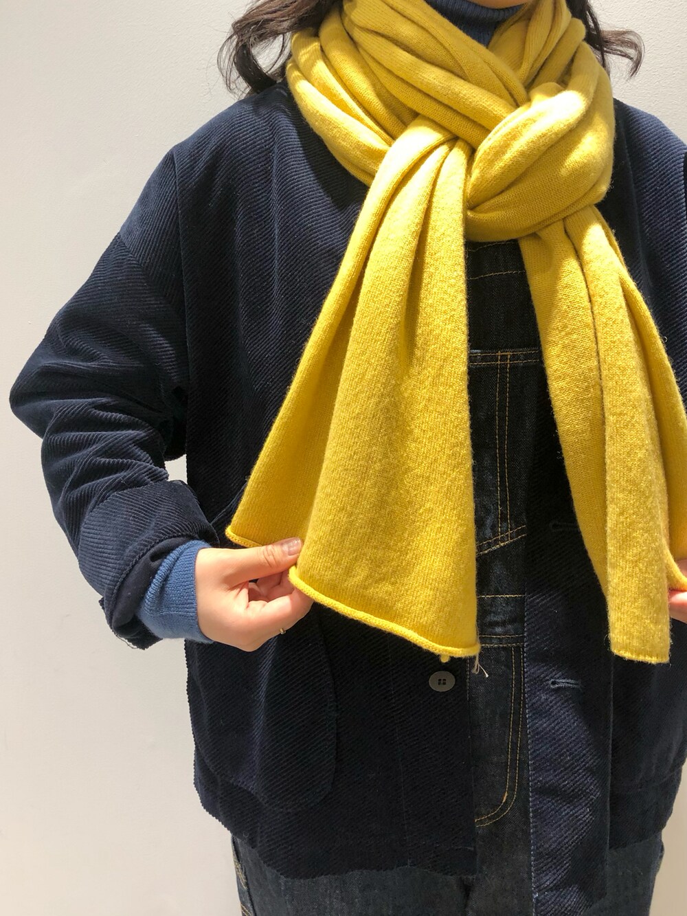 ブルー系のブルゾン、ブルー系のニット/セーター、ブルー系のサロペット/オーバーオールを着用したレディースの冬コーディネートの3枚目の写真