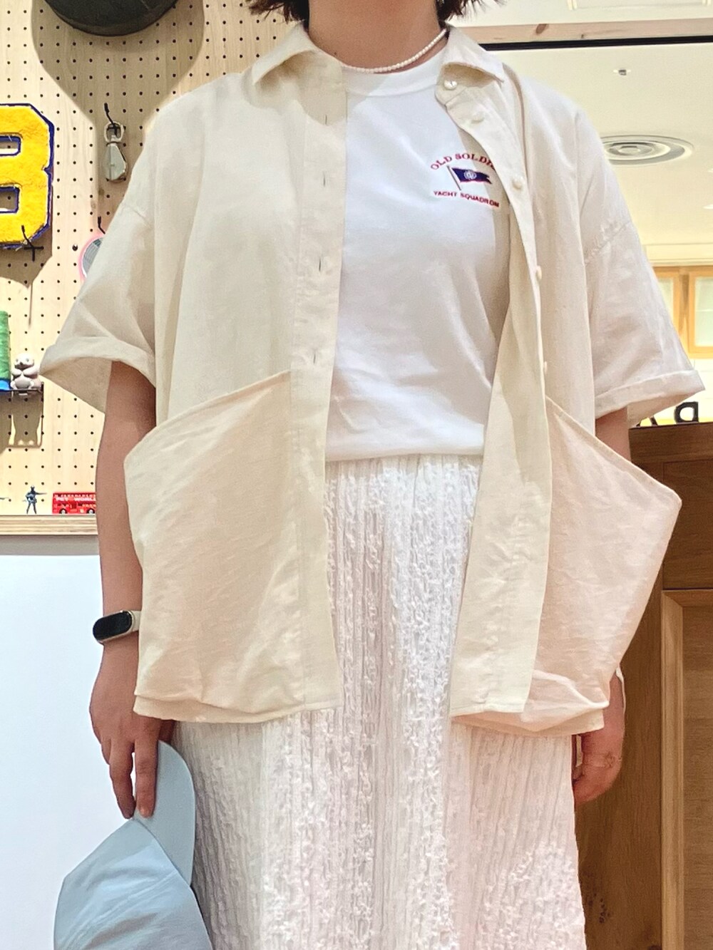 ホワイト系のシャツ/ブラウス、ホワイト系のスカートを着用したレディースの夏コーディネートの5枚目の写真