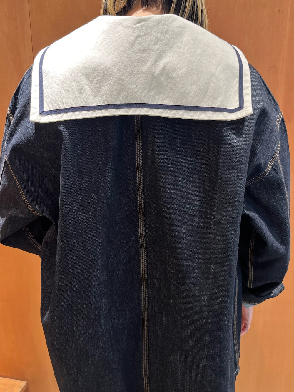 ブルー系のサロペット/オーバーオール、ブルー系のカバーオール、ホワイト系のシャツ/ブラウスを着用したレディースの夏コーディネートの4枚目の写真