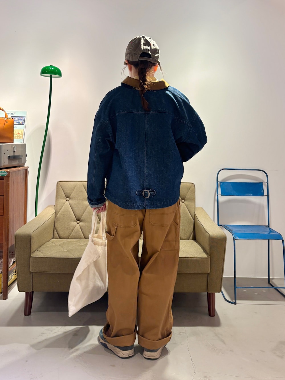 ブルー系のデニムジャケット、ホワイト系のニット/セーター、イエロー系のシャツ/ブラウスを着用したレディースの冬コーディネートの3枚目の写真