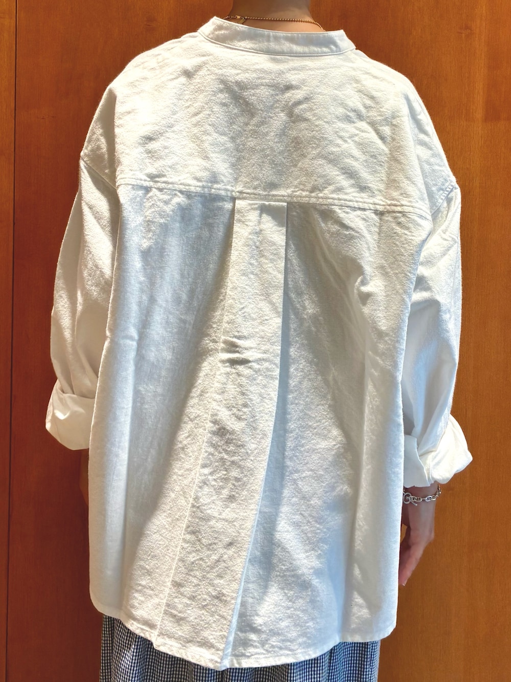 ホワイト系のシャツ/ブラウス、ブルー系のスカート、ベージュ系のモカシン/デッキシューズを着用したレディースの夏コーディネートの6枚目の写真