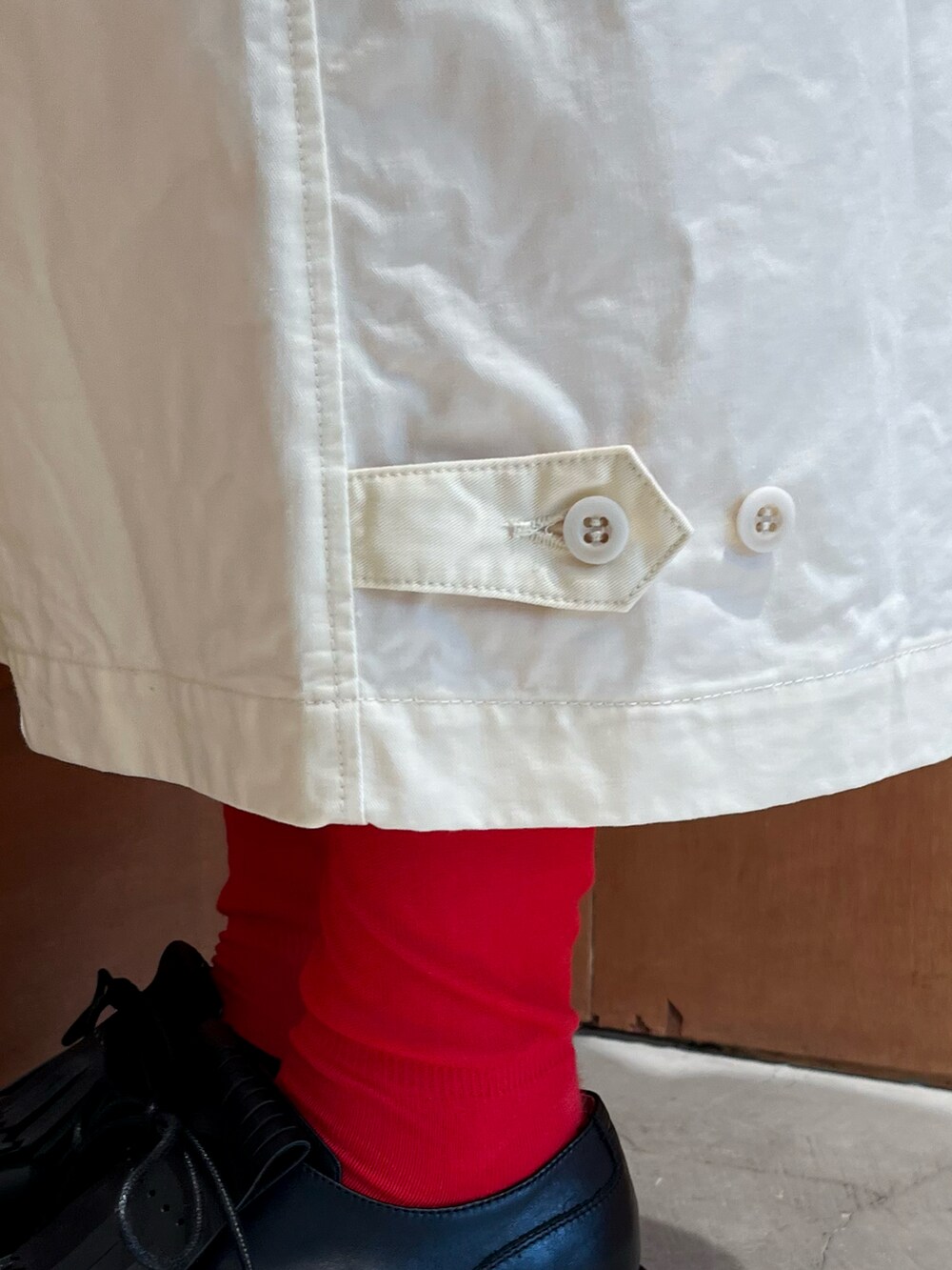 ホワイト系のスカート、その他のシャツ/ブラウスを着用したレディースの夏コーディネートの4枚目の写真