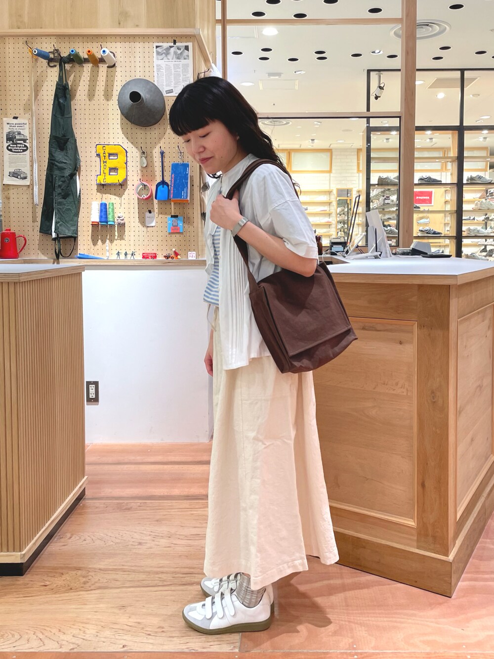 その他のスカート、ブルー系のTシャツ/カットソー、ホワイト系のシャツ/ブラウスを着用したレディースの春コーディネートの2枚目の写真