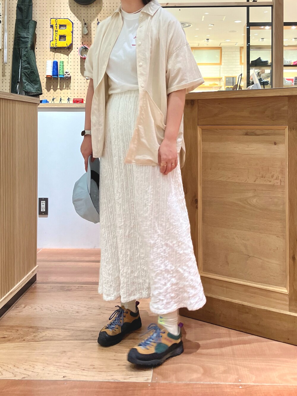 ホワイト系のシャツ/ブラウス、ホワイト系のスカートを着用したレディースの夏コーディネートの2枚目の写真