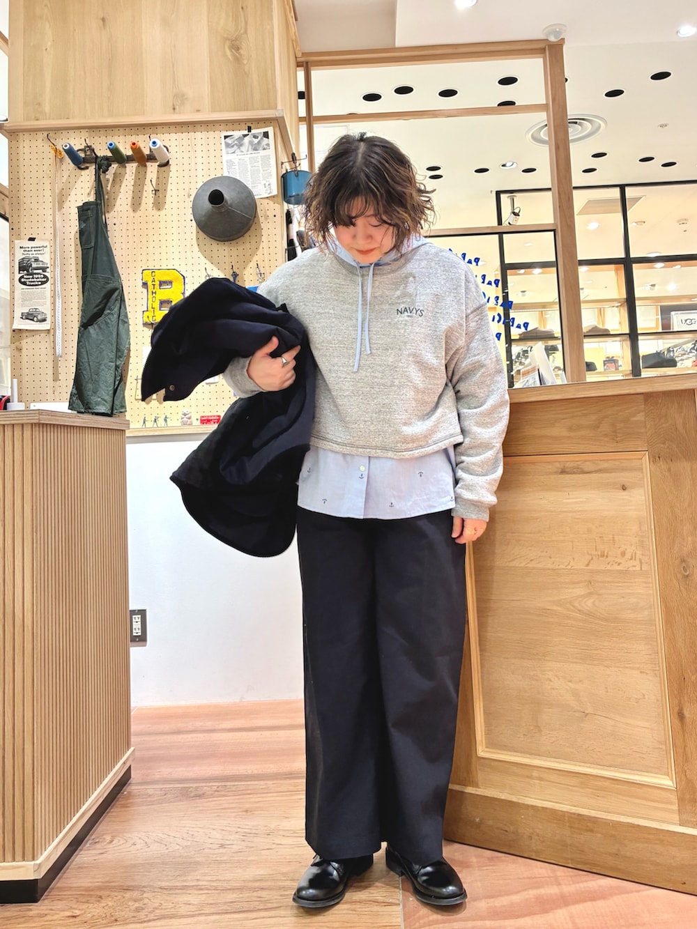 グレー系のスウェット、ブルー系のシャツ/ブラウス、ブルー系のブルゾンを着用したレディースの冬コーディネートの5枚目の写真