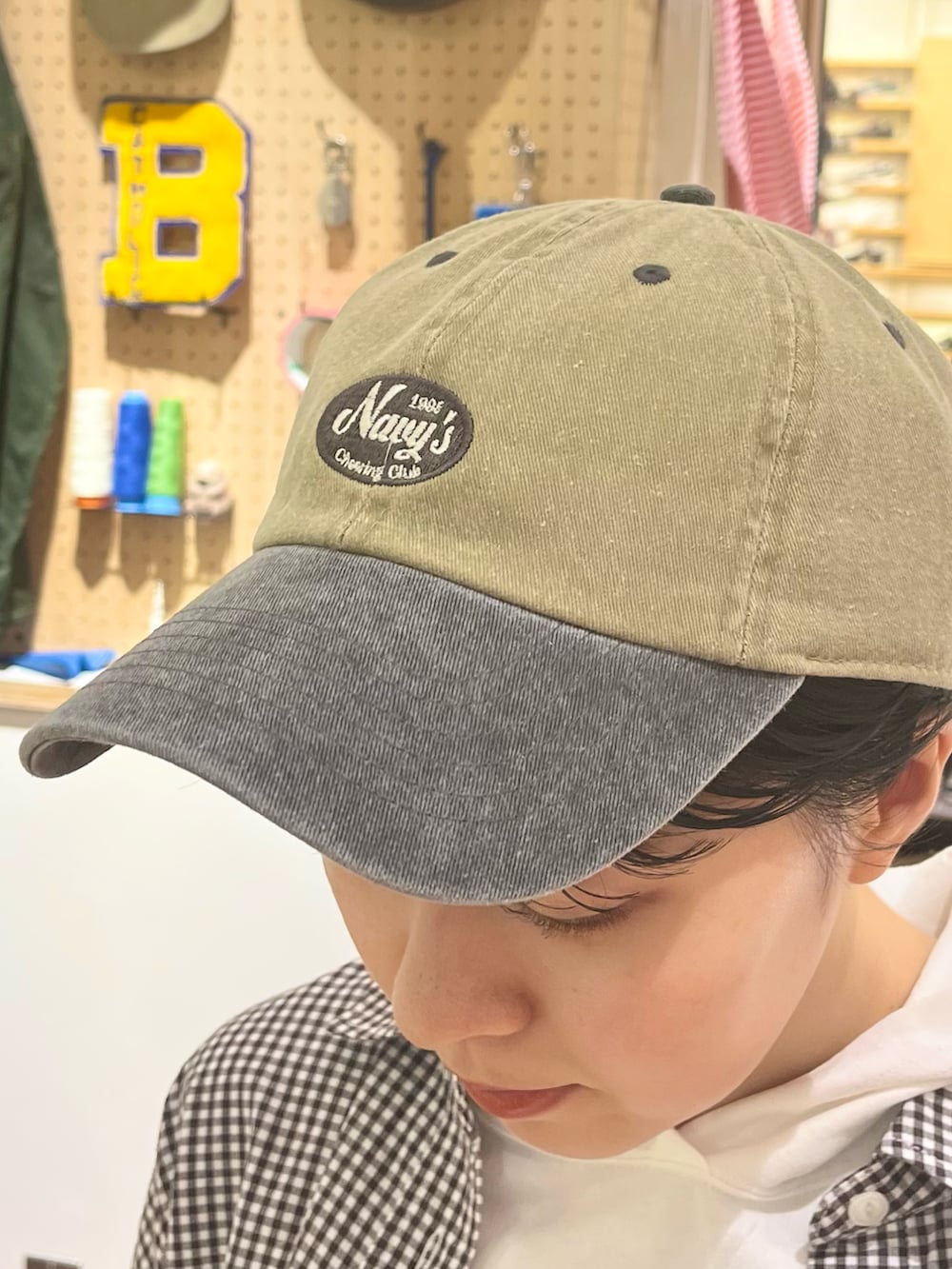 ブラウン系のシャツ/ブラウス、ホワイト系のTシャツ/カットソー、グリーン系のその他パンツを着用したレディースの秋コーディネートの5枚目の写真