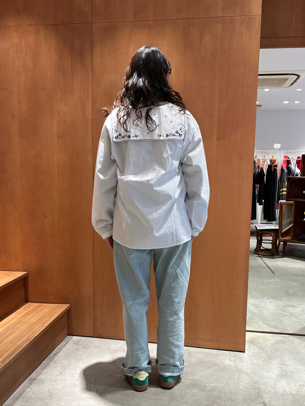 グレー系のTシャツ/カットソー、ホワイト系のシャツ/ブラウス、ブラウン系のベルトを着用したレディースの冬コーディネートの3枚目の写真