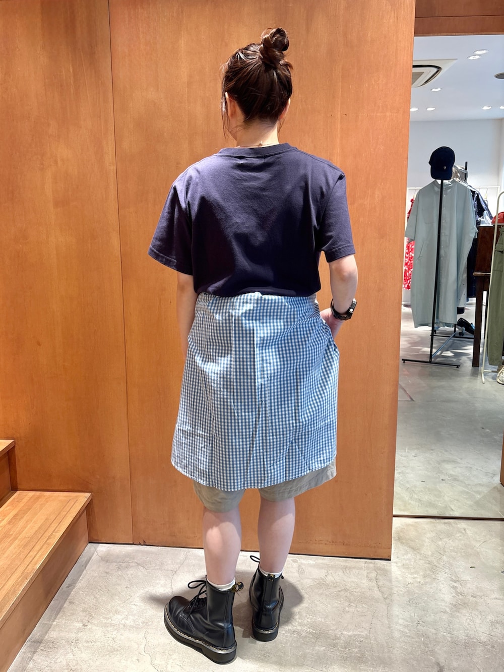 ブルー系のシャツ/ブラウス、ベージュ系のチノパンツを着用したレディースの夏コーディネートの3枚目の写真