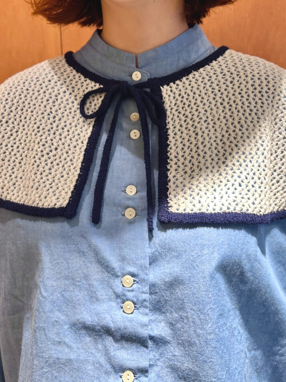 ブルー系のシャツ/ブラウス、グリーン系のチノパンツ、ホワイト系の付け襟を着用したレディースの夏コーディネートの5枚目の写真