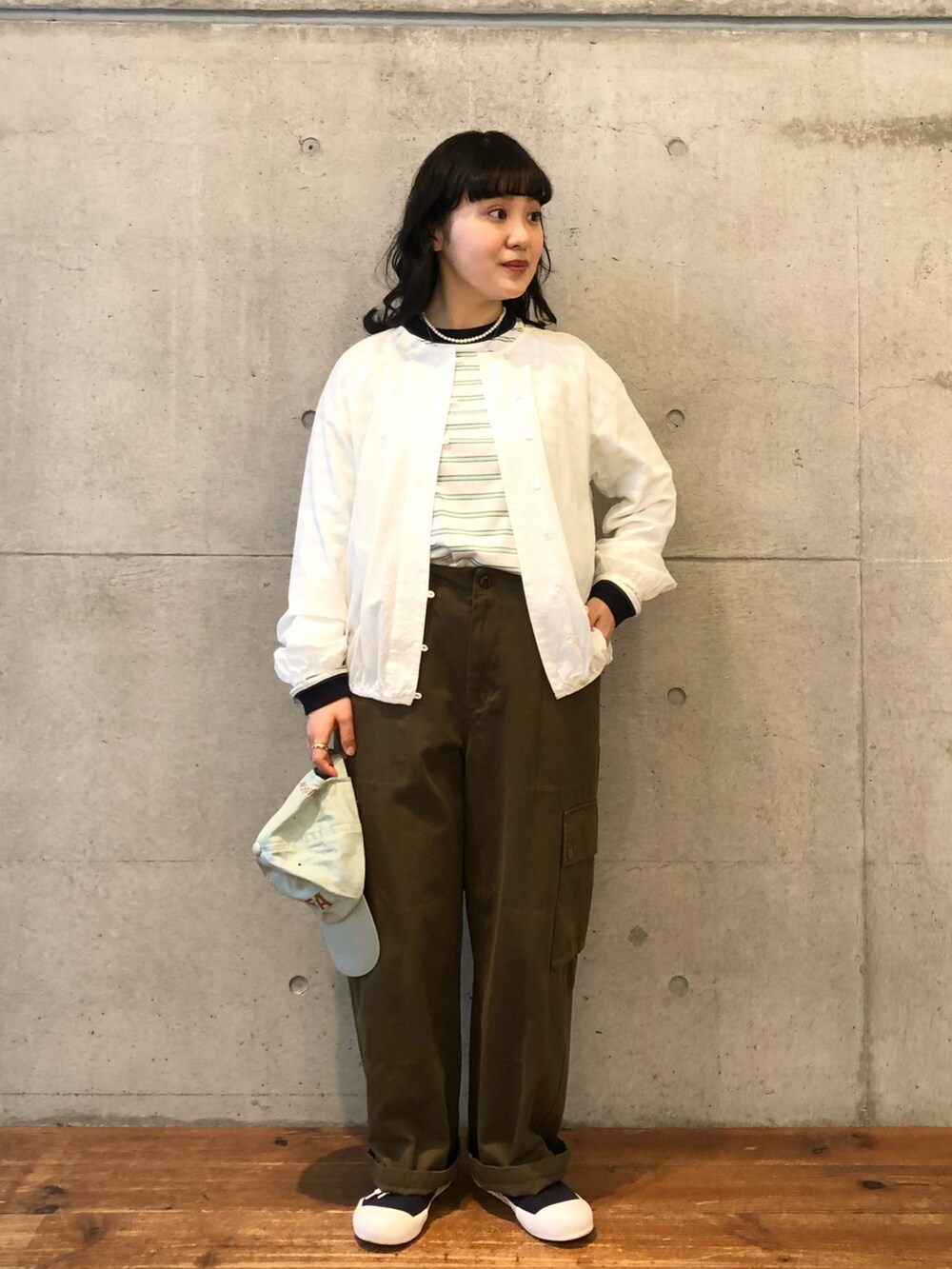 ホワイト系のTシャツ/カットソー、ホワイト系のシャツ/ブラウス、グリーン系のカーゴパンツを着用したレディースの冬コーディネートの2枚目の写真