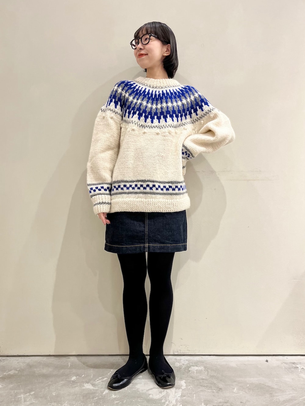 ホワイト系のニット/セーターを着用したレディースの冬コーディネートの2枚目の写真