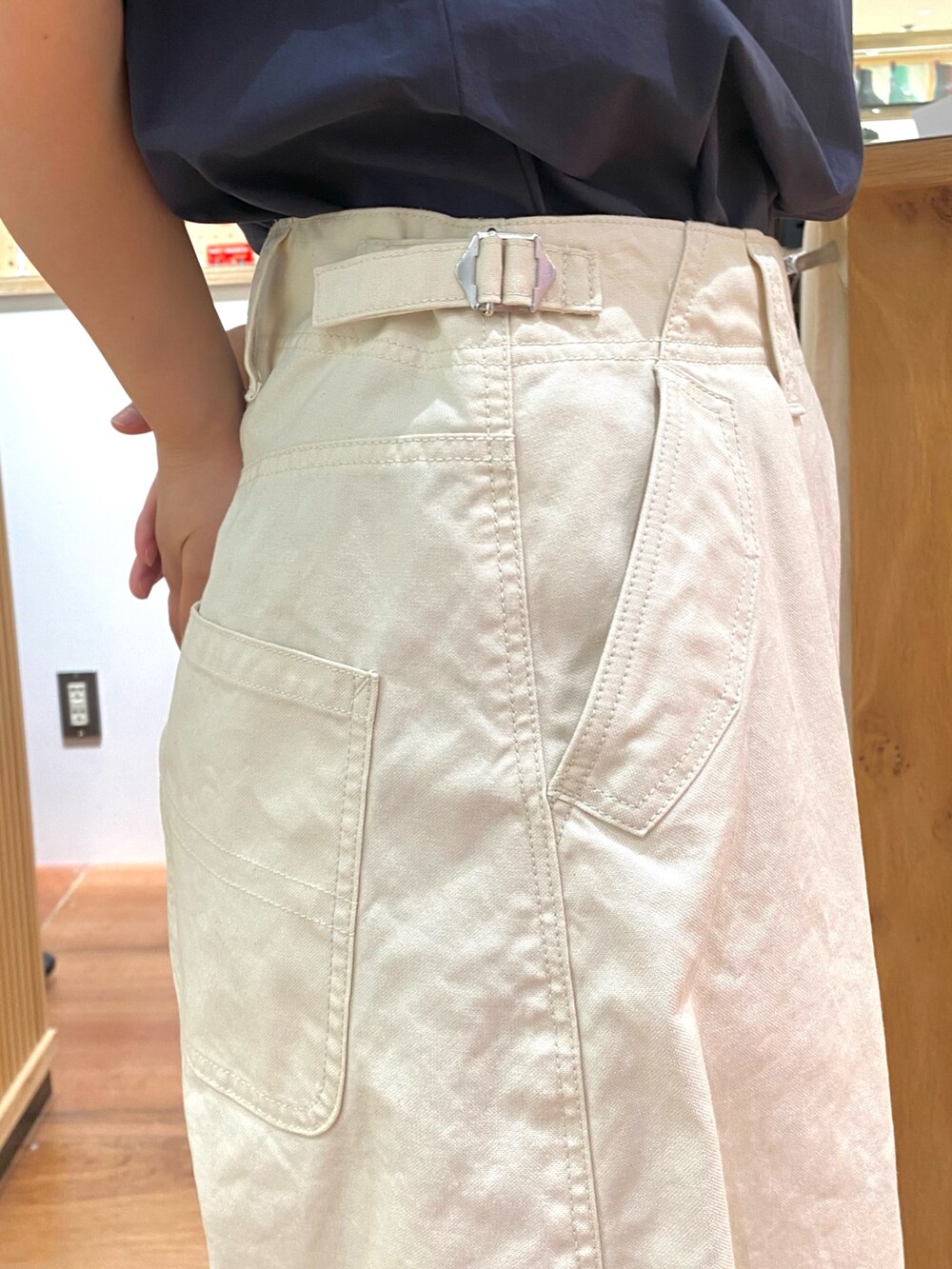 ブルー系のシャツ/ブラウス、ホワイト系のその他パンツ、ブラウン系のショルダーバッグを着用したレディースの夏コーディネートの5枚目の写真