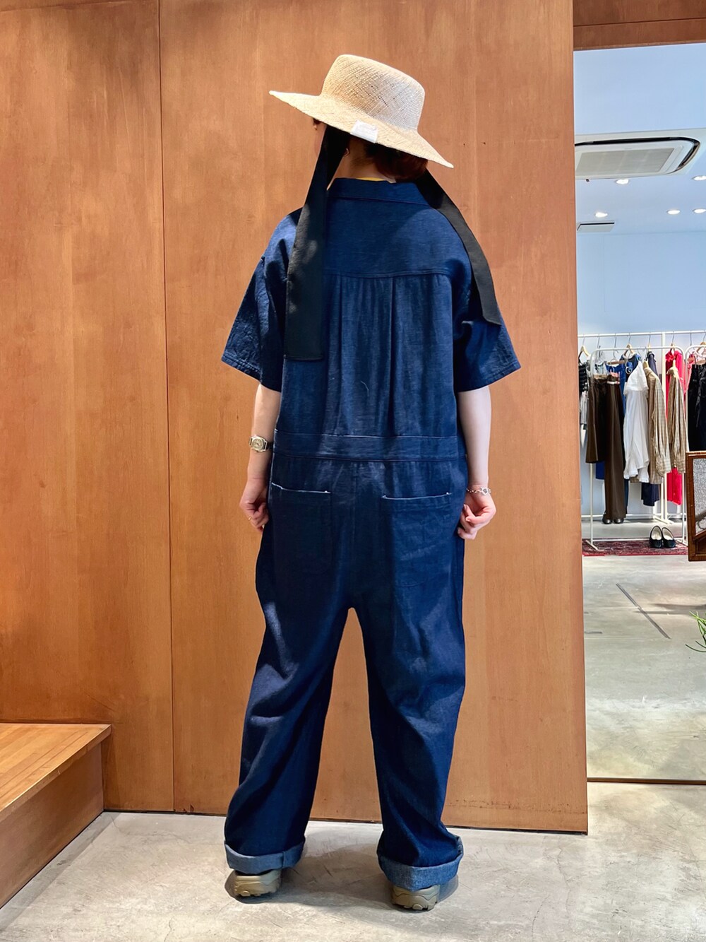 ブルー系のつなぎ/オールインワン、イエロー系のTシャツ/カットソーを着用したレディースの春コーディネートの5枚目の写真