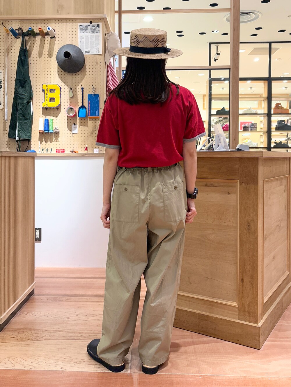 レッド系のTシャツ/カットソー、ベージュ系のその他パンツ、ブラウン系のベルトを着用したレディースの春コーディネートの3枚目の写真