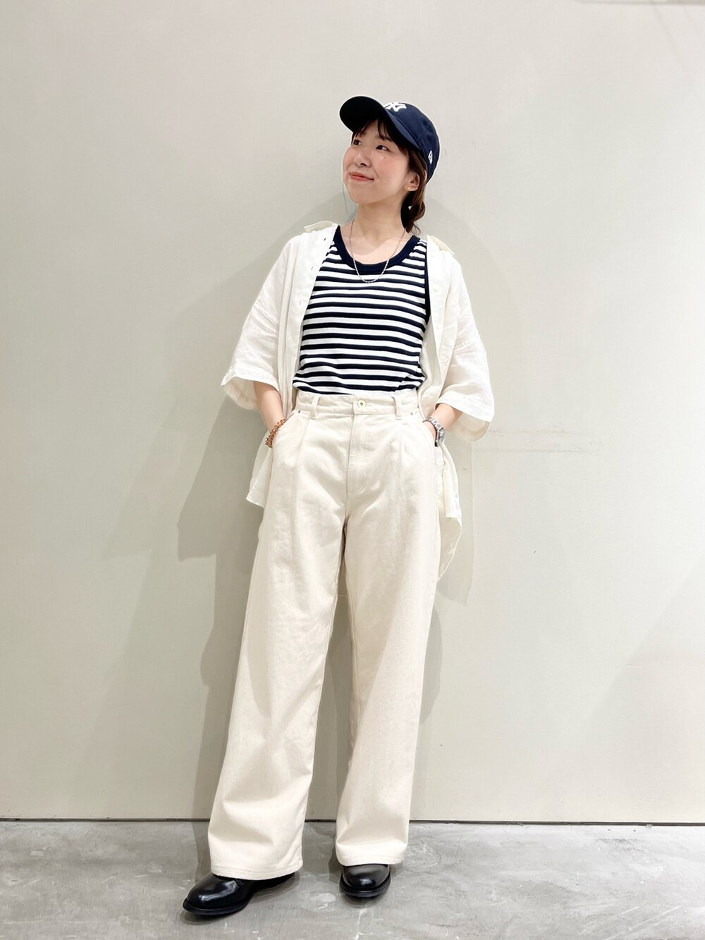 ホワイト系のシャツ/ブラウス、その他のタンクトップ、ホワイト系のその他パンツを着用したレディースの春コーディネートの2枚目の写真