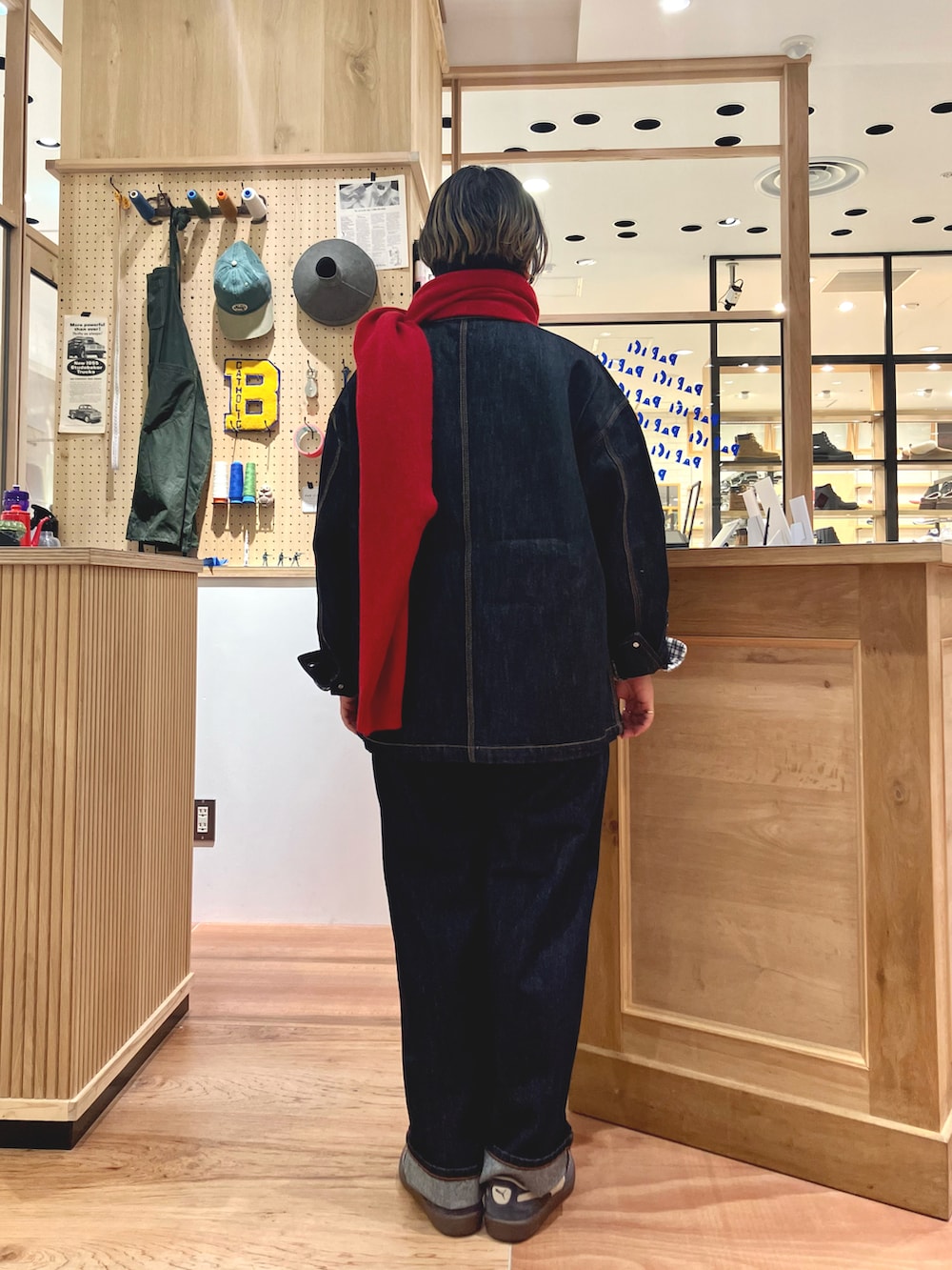 ブルー系のカバーオール、ホワイト系のシャツ/ブラウス、ブルー系のデニムパンツを着用したレディースの秋コーディネートの3枚目の写真